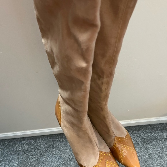 Suede boots light color with patent at toe and heel - Picture 4 of 4